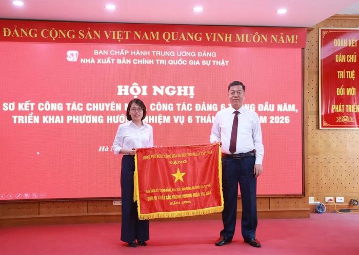 Ban Sách xây dựng đảng - Nhà xuất bản Chính trị quốc gia Sự thật nhận Cờ thi đua của Thủ tướng Chính phủ.