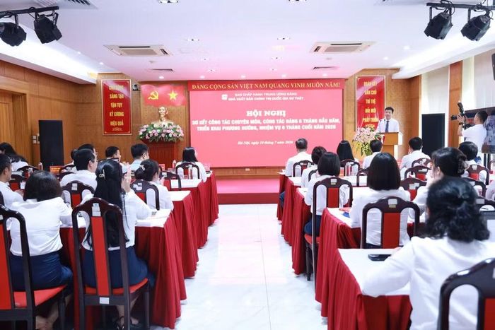 Toàn cảnh hội nghị.