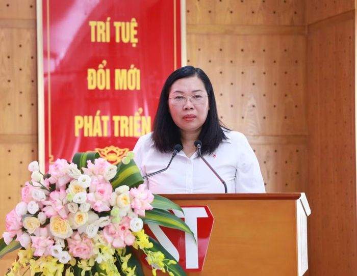 Đồng chí Phạm Thị Thinh, Phó Bí thư Đảng ủy, Phó Giám đốc - Phó Tổng Biên tập Nhà xuất bản Chính trị quốc gia Sự thật phát biểu tại hội nghị.
