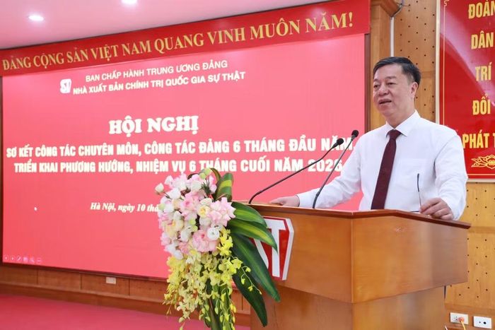 PGS, TS Vũ Trọng Lâm, Bí thư Đảng ủy, Giám đốc - Tổng Biên tập Nhà xuất bản Chính trị quốc gia Sự thật phát biểu tại hội nghị.