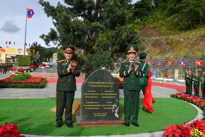 Hai đồng chí Phó Thủ tướng, Bộ trưởng Quốc phòng Việt Nam-Lào trồng cây hữu nghị tại khuôn viên Cột mốc 460.