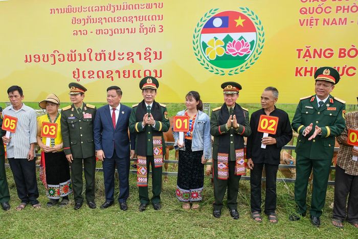 Các đại biểu trao bò giống tặng bà con nhân dân có hoàn cảnh khó khăn của hai xã biên giới Kim Bảng và Sơn Lâm (Nghệ An).