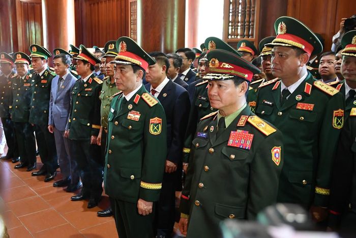 Các đại biểu dâng hương tại Khu Di tích quốc gia đặc biệt Kim Liên.