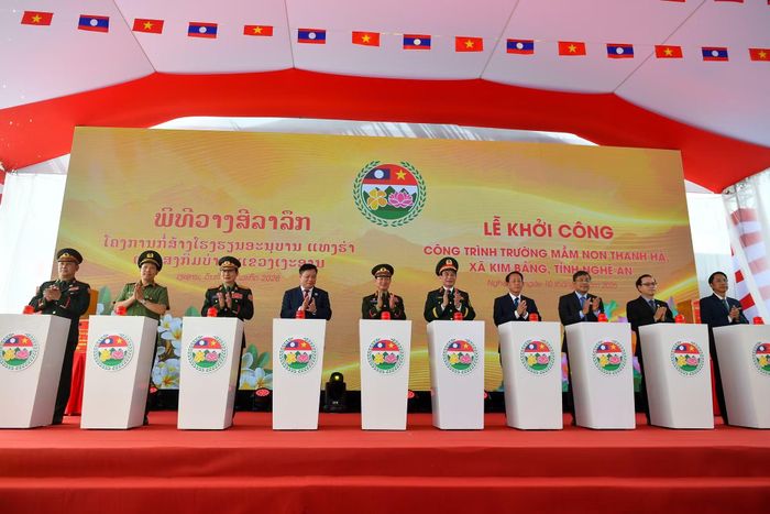 Hai Phó Thủ tướng, Bộ trưởng Quốc phòng và các đại biểu thực hiện nghi thức bấm nút khởi công công trình xây dựng Trường mầm non Thanh Hà.