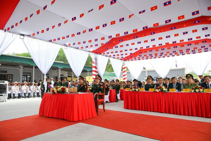 Các đại biểu dự Lễ sơ kết kết nghĩa cụm dân cư hai bên biên giới giữa thôn Thủy Phong và bản Sopteng.