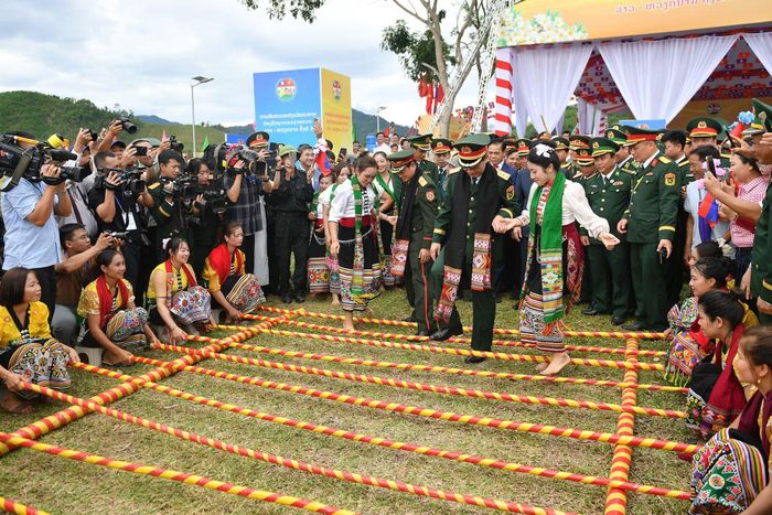 Đại tướng Phan Văn Giang và Đại tướng Khamliang Outhakaysone tham gia các trò chơi truyền thống và giao lưu với người dân biên giới.