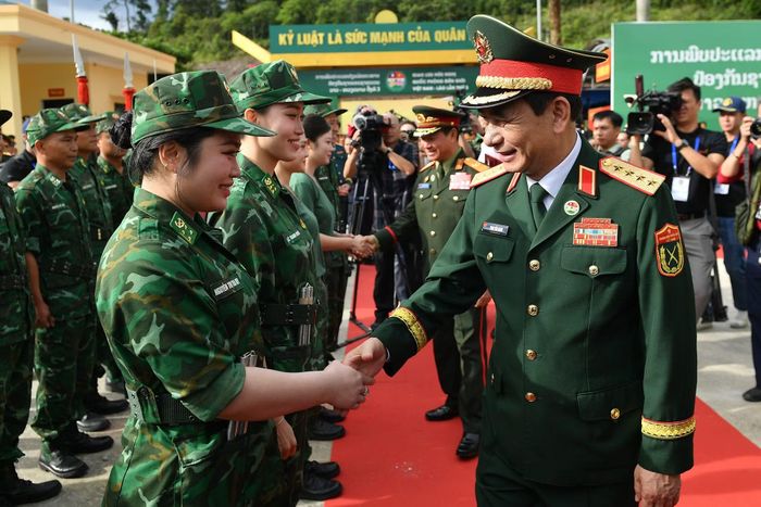 Đại tướng Phan Văn Giang và Đại tướng Khamliang Outhakaysone động viên cán bộ, chiến sĩ tại Đồn Biên phòng Cửa khẩu Thanh Thủy.