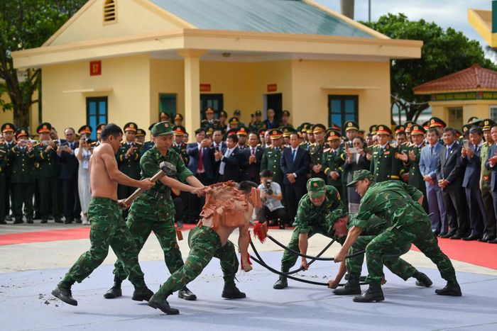 Màn biểu diễn võ thuật của cán bộ, chiến sĩ Đồn Biên phòng Cửa khẩu Thanh Thủy.
