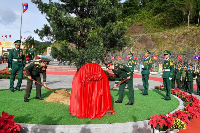 Hai đồng chí Phó Thủ tướng, Bộ trưởng Quốc phòng Việt Nam-Lào trồng cây hữu nghị tại khuôn viên Cột mốc 460.
