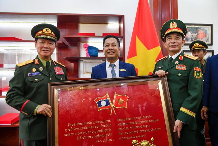 Đại tướng Phan Văn Giang và Đại tướng Khamliang Outhakaysone tặng quà cho đại diện Ban Quản lý Khu Di tích quốc gia đặc biệt Kim Liên. 