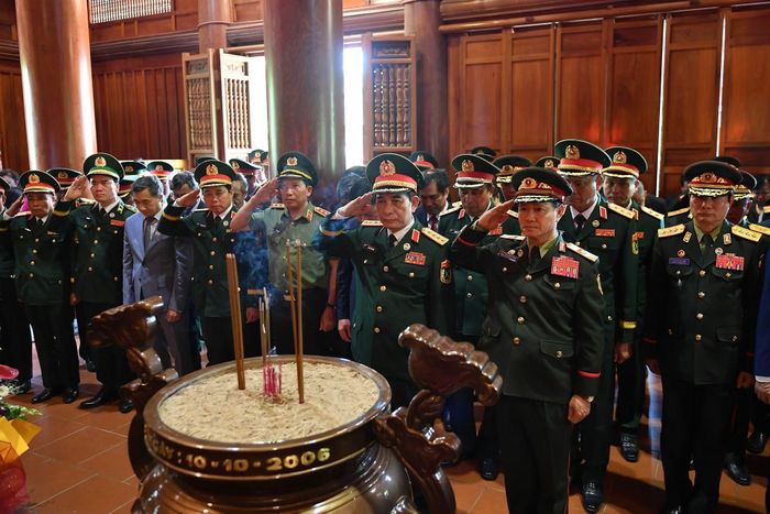 Các đại biểu dâng hương tại Khu Di tích quốc gia đặc biệt Kim Liên.
