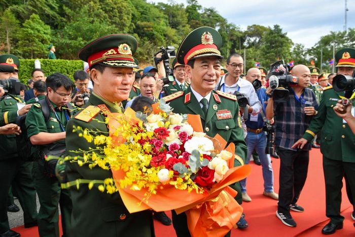 Đại tướng Phan Văn Giang đón Đại tướng Khamliang Outhakaysone tại Cửa khẩu Thanh Thủy.