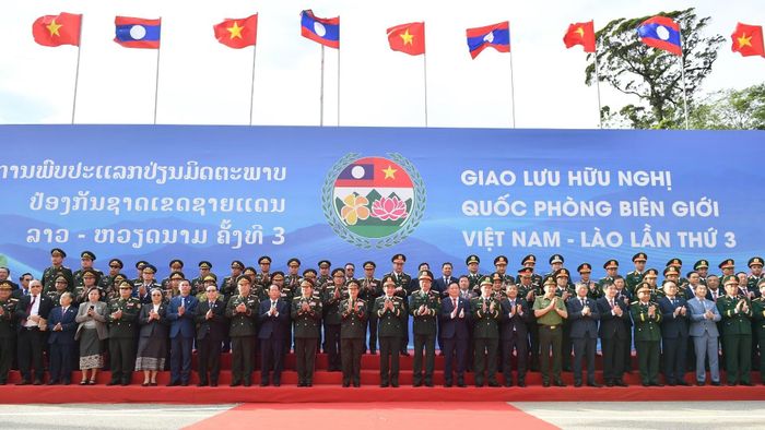 Đại tướng Phan Văn Giang và Đại tướng Khamliang Outhakaysone cùng các đại biểu hai đoàn tại Cửa khẩu Thanh Thủy.