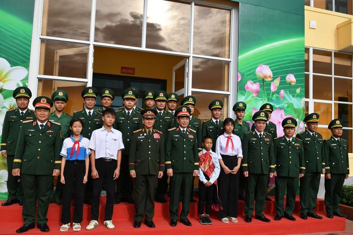 Đại tướng Phan Văn Giang và Đại tướng Khamliang Outhakaysone, các đại biểu, các em học sinh cùng cán bộ, chiến sĩ Đồn Biên phòng Cửa khẩu Thanh Thủy.