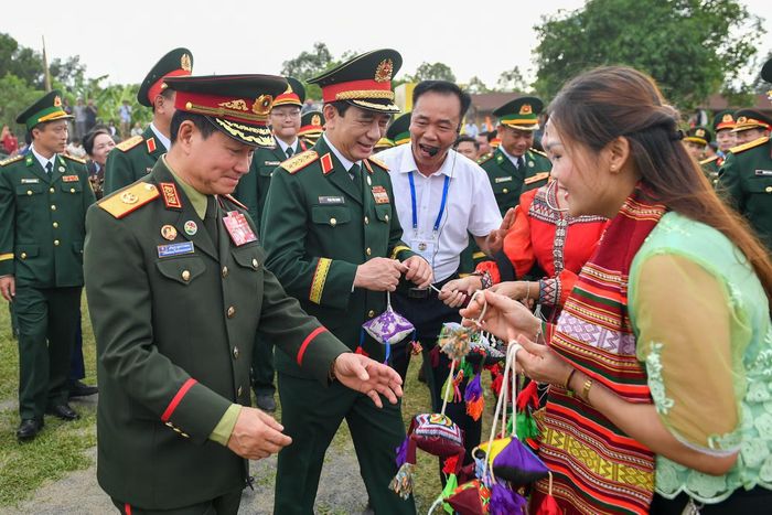 Đại tướng Phan Văn Giang và Đại tướng Khamliang Outhakaysone tham gia các trò chơi truyền thống và giao lưu với người dân biên giới.