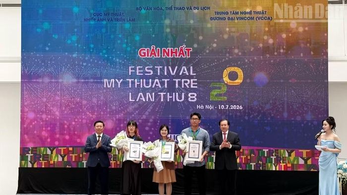 Phó Trưởng Ban Tuyên giáo và Dân vận Trung ương Trần Thanh Lâm (ngoài cùng bên trái) và Thứ trưởng Văn hóa, Thể thao và Du lịch Tạ Quang Đông (bên phải) trao giải Nhất cho các nghệ sĩ trẻ.