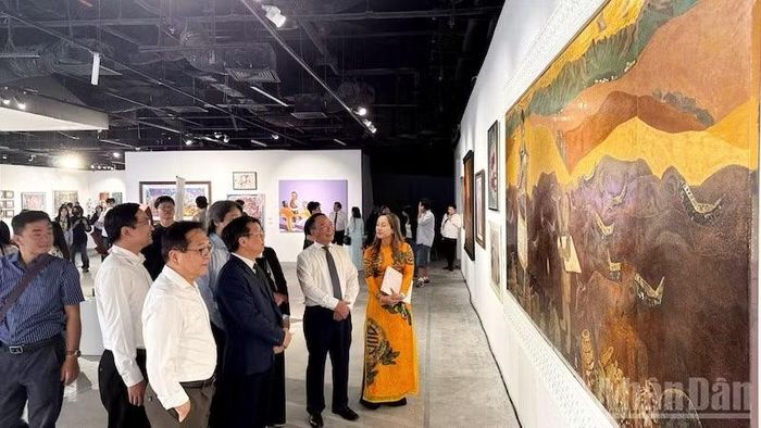 Các đại biểu thưởng lãm tác phẩm sơn mài khổ lớn đạt giải Nhất "Dòng chảy S'tiêng".