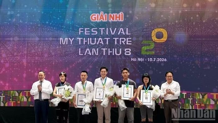 Các tác giả trẻ đạt giải Nhì được trao chứng nhận và phần thưởng.