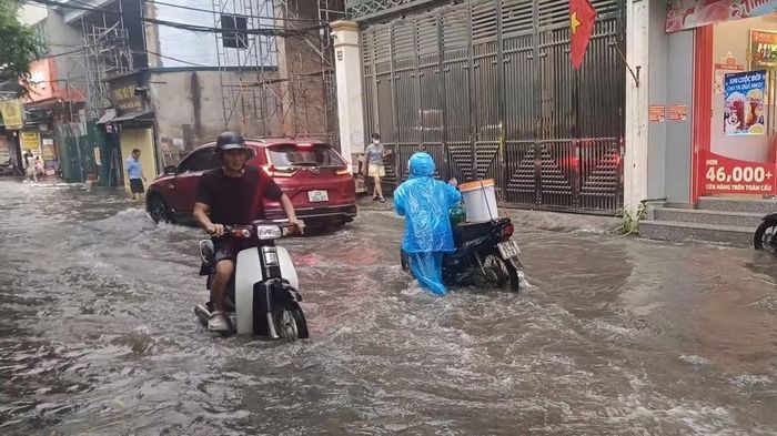 Chiều 9/7/2026, vào giờ tan tầm nhiều khu vực trên địa bàn Hà Nội xuất hiện mưa lớn kéo dài, khiến một số tuyến đường và khu vực trũng thấp xảy ra ngập cục bộ. (Ảnh: TTXVN)