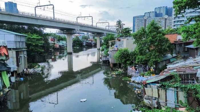 Rạch Văn Thánh thường xuyên bị ô nhiễm quanh năm, nước thải từ khu dân cư gây ô nhiễm môi trường. (Ảnh: THẾ ANH)