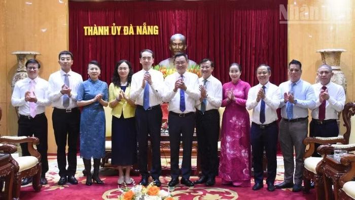 Các đại biểu chụp hình lưu niệm.