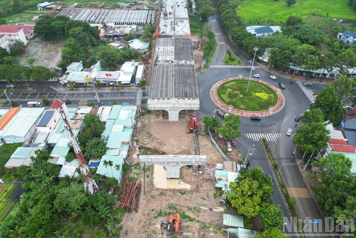 Đoạn đường trên cao băng qua đường Võ Văn Kiệt, phường Tam Long. Việc xây dựng tuyến trên cao giúp hạn chế các điểm giao cắt với hệ thống đường đô thị hiện hữu, góp phần tăng khả năng lưu thông liên tục và giảm nguy cơ ùn tắc giao thông.