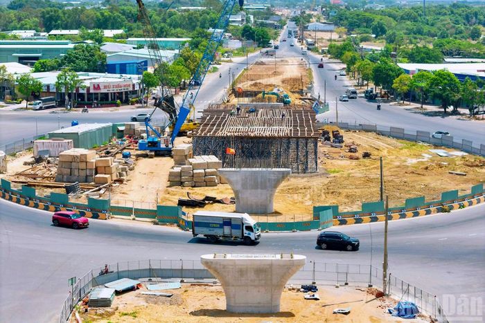 Ở đoạn cuối dự án, các đơn vị thi công đang đẩy nhanh tiến độ hoàn thiện nền đường và cầu vượt giao với đường ven biển ĐT994. Các trụ cầu vượt tại nút giao vòng xoay Cửa Lấp dần thành hình, chuẩn bị kết nối với đường 2 tháng 9, tạo hướng lưu thông thuận lợi vào trung tâm phường Vũng Tàu. Khi hoàn thành, tuyến đường sẽ kết nối đồng bộ với cao tốc Biên Hòa-Vũng Tàu, rút ngắn thời gian di chuyển từ trung tâm Thành phố Hồ Chí Minh đến phường Vũng Tàu còn khoảng 70 phút, đồng thời tăng cường kết nối liên vùng và thúc đẩy phát triển kinh tế-xã hội khu vực.