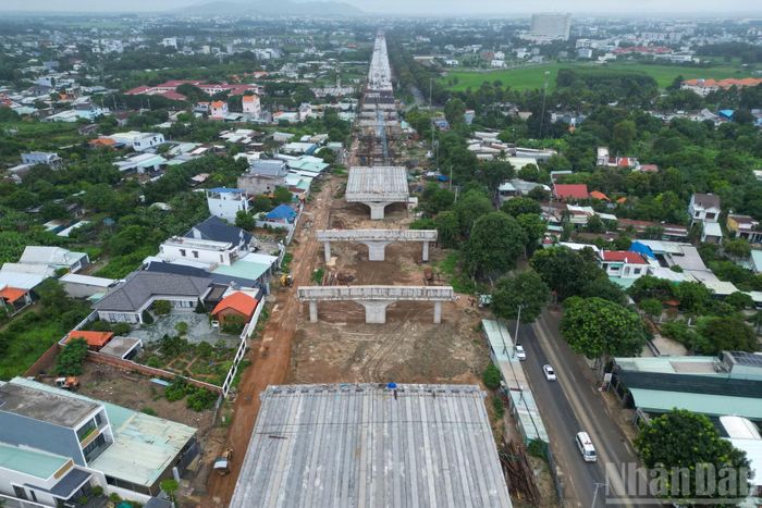 Điểm nhấn của dự án là đoạn đầu tuyến dài 6,71km từ điểm cuối cao tốc đến nút giao Vũng Vằn (phường Long Điền), được xây dựng theo tiêu chuẩn đường cao tốc đô thị trên cao.