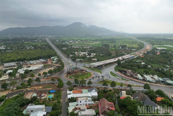  Tuyến đường có chiều dài hơn 16km, tổng mức đầu tư 13.900 tỷ đồng, kết nối điểm cuối dự án thành phần 3 cao tốc Biên Hòa-Vũng Tàu tại vòng xoay Quốc lộ 56. 