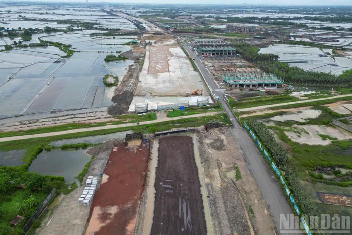 Nhiều vị trí đi qua khu vực ruộng muối và các dự án phát triển đô thị đang được đắp nền, lắp đặt cống hộp nhằm bảo đảm tiến độ chung của dự án.