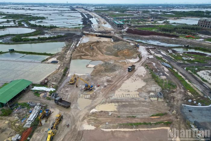 Tiếp nối đoạn cầu cạn, tuyến đường kéo dài qua khu vực đầm lầy, ao hồ và ruộng muối để kết nối với đường ven biển ĐT994. Trên công trường, nhiều mũi thi công đang đồng loạt xử lý nền đất yếu, đắp nền đường và hoàn thiện hệ thống thoát nước.