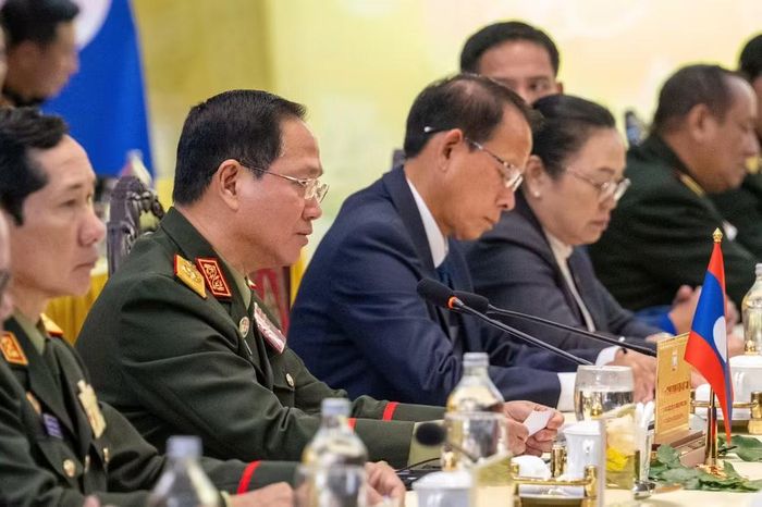 Đại tướng Khamliang Outhakaysone, Ủy viên Bộ Chính trị Đảng Nhân dân Cách mạng Lào, Phó Thủ tướng Chính phủ, Bộ trưởng Quốc phòng tại hội đàm.