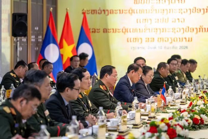 Các đại biểu đoàn Lào tại hội đàm.