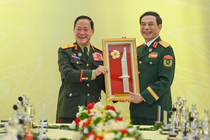 Đại tướng Phan Văn Giang, Ủy viên Bộ Chính trị, Phó Bí thư Quân ủy Trung ương, Phó Thủ tướng Chính phủ, Bộ trưởng Quốc phòng và Đại tướng Khamliang Outhakaysone, Ủy viên Bộ Chính trị Đảng Nhân dân Cách mạng Lào, Phó Thủ tướng Chính phủ, Bộ trưởng Quốc phòng tại hội đàm.