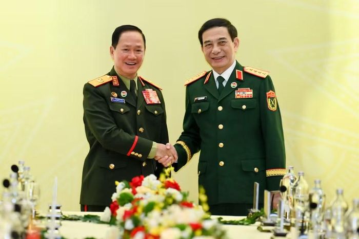 Đại tướng Phan Văn Giang, Ủy viên Bộ Chính trị, Phó Bí thư Quân ủy Trung ương, Phó Thủ tướng Chính phủ, Bộ trưởng Quốc phòng và Đại tướng Khamliang Outhakaysone, Ủy viên Bộ Chính trị Đảng Nhân dân Cách mạng Lào, Phó Thủ tướng Chính phủ, Bộ trưởng Quốc phòng tại hội đàm.