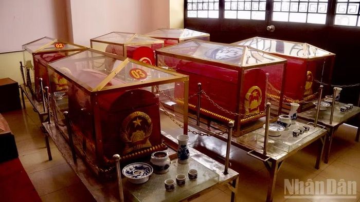 Hài cốt liệt sĩ được đưa vào khu vực bảo quản cẩn trọng.
