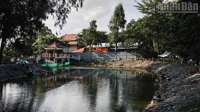 Khu vực tìm kiếm hài cốt liệt sĩ nằm cạnh khu vực hồ nước trong Công viên Lê Thị Riêng.