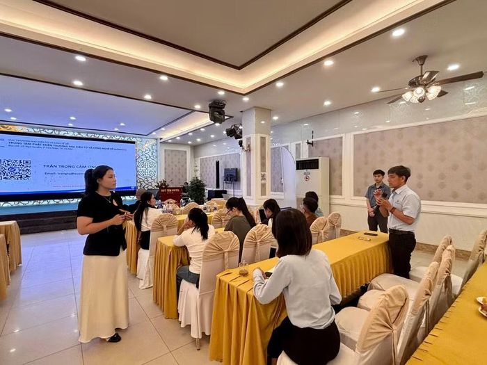 Nhiều doanh nghiệp, hợp tác xã và hộ kinh doanh đã trực tiếp trao đổi với chuyên gia về cách xây dựng kênh bán hàng trên các nền tảng số, phát triển thương hiệu trực tuyến và ứng dụng AI trong hoạt động kinh doanh.