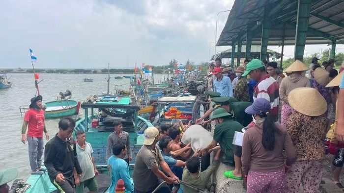 Nạn nhân được đưa lên bờ.