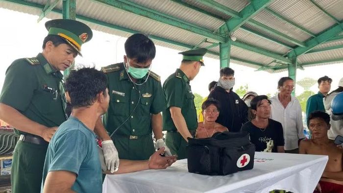 Lực lượng Bộ đội Biên phòng khám sức khỏe cho ngư dân của tàu cá bị tông chìm.