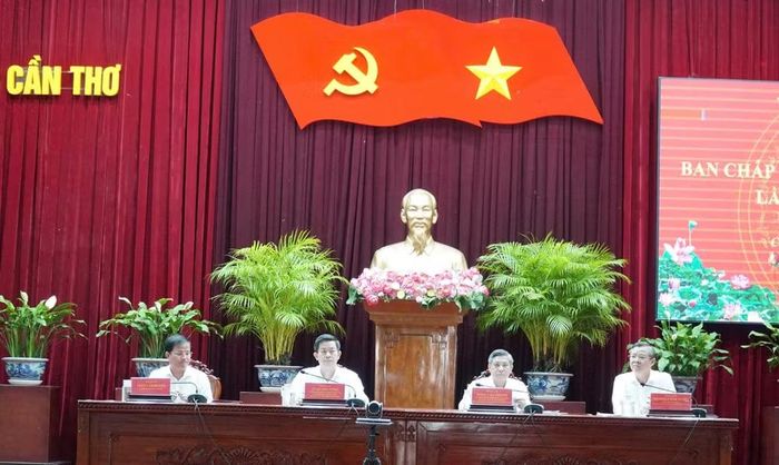 Lãnh đạo Thành ủy Cần Thơ chủ trì hội nghị.