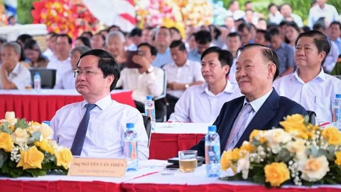 Ủy viên Trung ương Đảng, Bí thư Tỉnh ủy Tây Ninh Nguyễn Văn Quyết (áo trắng) và chủ đầu tư Công ty Cổ phần Nước BIWASE Long An dự lễ khánh thành.