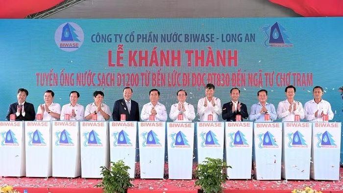 Lãnh đạo tỉnh Tây Ninh cùng chủ đầu tư ấn nút khánh thành đưa vào vận hành tuyến ống D1200.