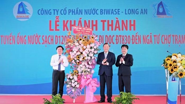 Ủy viên Trung ương Đảng, Bí thư Tỉnh ủy Tây Ninh Nguyễn Văn Quyết tặng hoa chúc mừng Công ty Cổ phần Nước BIWASE Long An đưa vào vận hành tuyến ống nước sạch D1200.