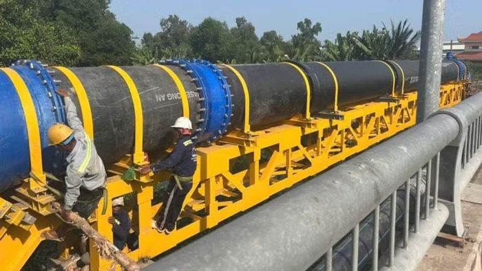 Công nhân thi công tuyến ống lắp đặt ống vượt sông Vàm Cỏ Đông có chiều dài gần 1,4km.
