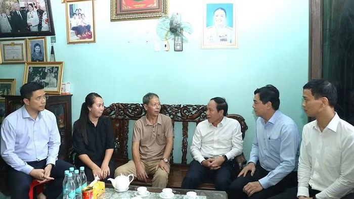 Phó Thủ tướng thăm hỏi, động viên thân nhân Anh hùng Lực lượng vũ trang nhân dân Ngô Thị Tuyển.