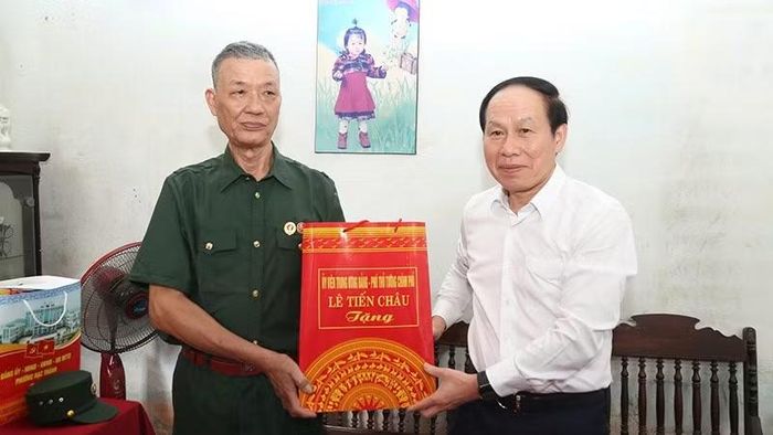 Phó Thủ tướng Chính phủ trao tặng quà cho thương binh Đào Đình Hảo.