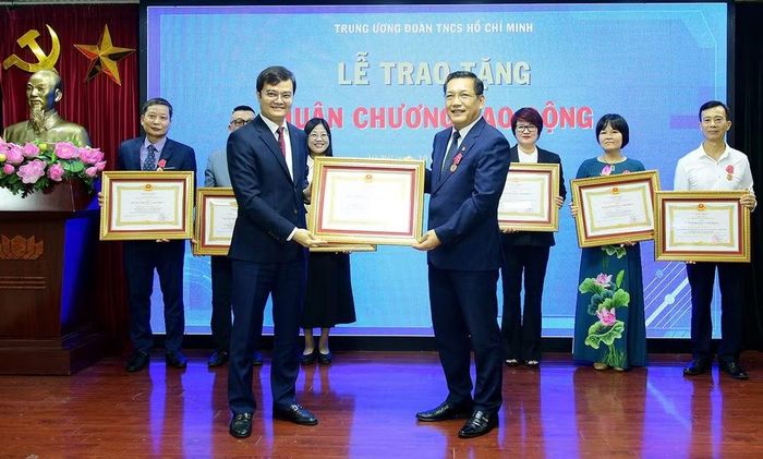 Đồng chí Bùi Quang Huy trao Huân chương Lao động tặng các cá nhân tiêu biểu.