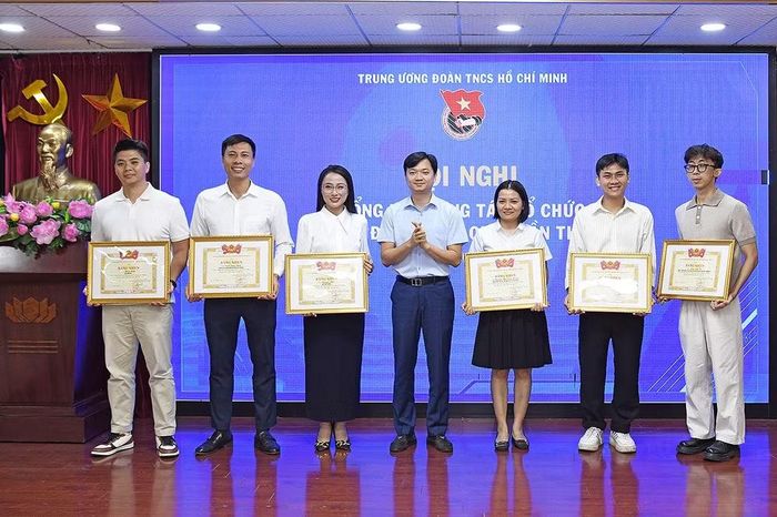 Các tập thể, cá nhân xuất sắc nhận Bằng khen của Trung ương Đoàn tại hội nghị.