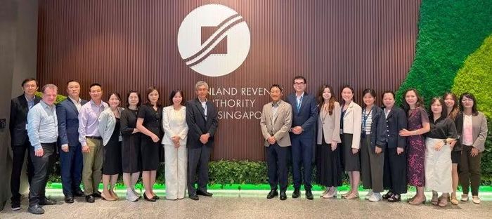 Phó Cục trưởng Mai Sơn và lãnh đạo Cơ quan Thuế Singapore (IRAS) cùng các thành viên đoàn công tác.